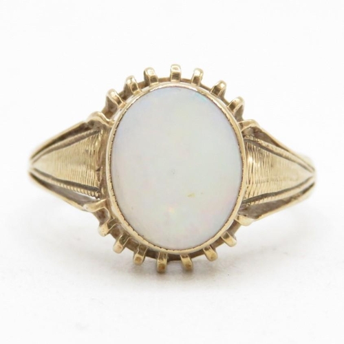 76 - 9ct gold white opal single stone ring (2.6g) Size  O