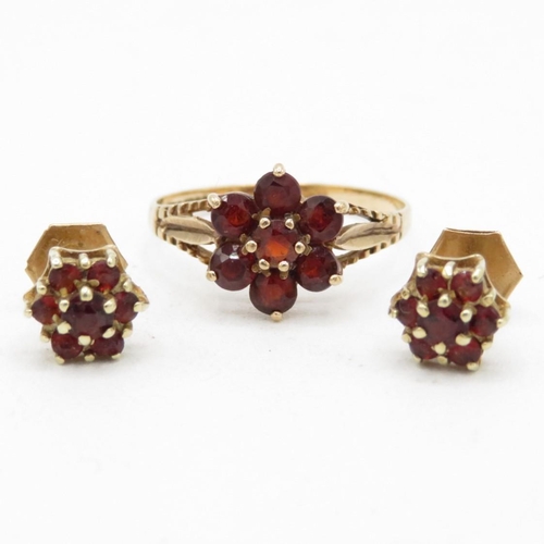 92 - 9ct gold garnet floral cluster ring & stud earrings set (3g) Size  P