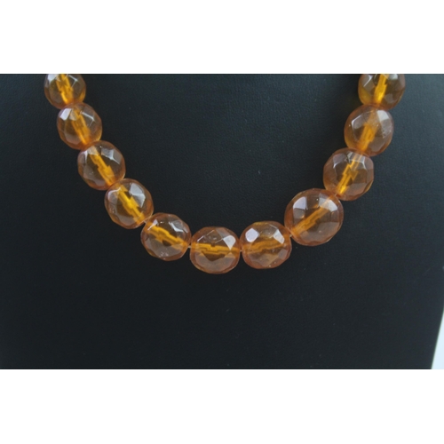 167 - Bakelite faceted graduated necklace with screw clasp 40g