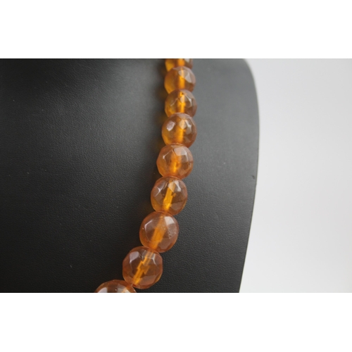 167 - Bakelite faceted graduated necklace with screw clasp 40g