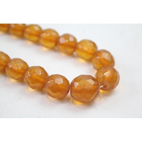 167 - Bakelite faceted graduated necklace with screw clasp 40g