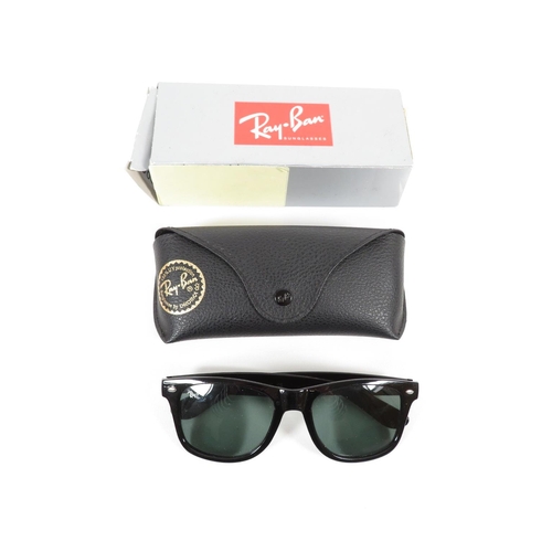 1x Pair boxed Ray Ban Sunglasses lens etched RB