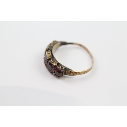 103 - 15ct gold purple garnet antique ring (1.7g) Size  L  AS SEEN