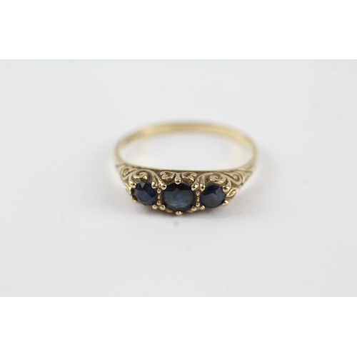 105 - 9ct gold antique sapphire three stone ring (2g) Size  P