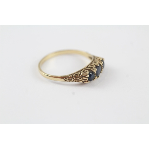 105 - 9ct gold antique sapphire three stone ring (2g) Size  P