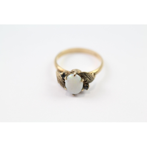 112 - 18ct gold vintage opal & sapphire dress ring (2.4g) Size  M