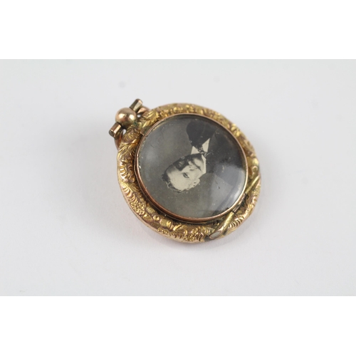 116 - 9ct gold antique locket (6g)