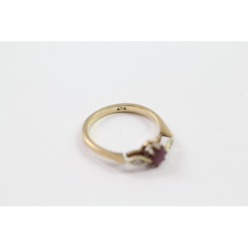 4 - 9ct gold ruby & diamond vintage three stone ring (2g) Size  N