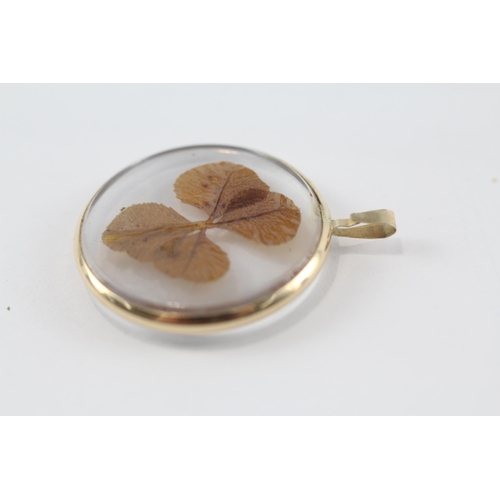 40 - 9ct gold glass leaf pendant (2.7g)