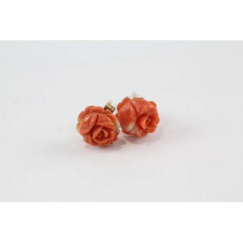 58 - 2 x 9ct gold vintage carved coral rose stud earrings (2.1g)