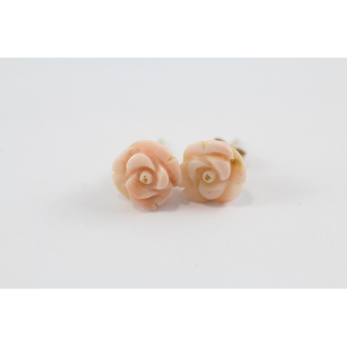 58 - 2 x 9ct gold vintage carved coral rose stud earrings (2.1g)