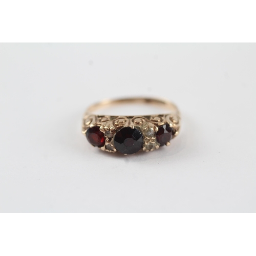 65 - 9ct gold antique garnet & white gemstone seven stone ring (2.3g) Size  L + M 1/2