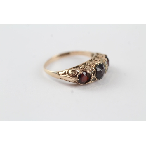 65 - 9ct gold antique garnet & white gemstone seven stone ring (2.3g) Size  L + M 1/2