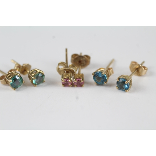 76 - 3 x 9ct gold pink sapphire & blue gemstone stud earrings (1.9g)