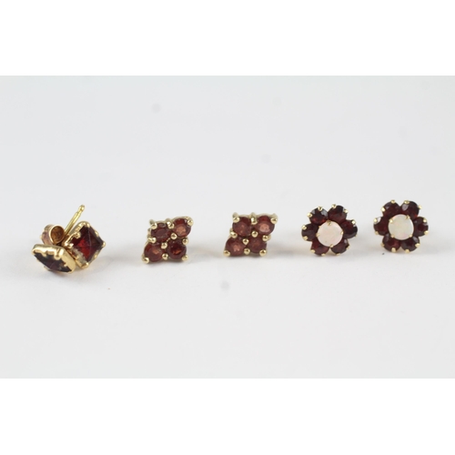 81 - 3 x 9ct gold vintage garnet and opal set stud earrings (2.9g)