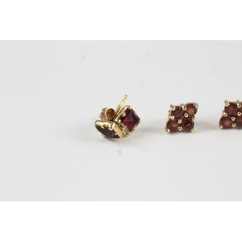 81 - 3 x 9ct gold vintage garnet and opal set stud earrings (2.9g)