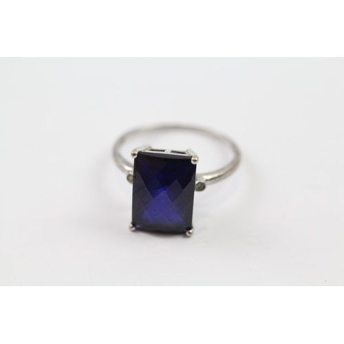 99 - 9ct gold synthetic sapphire dress ring (3.7g) Size  T 1/2