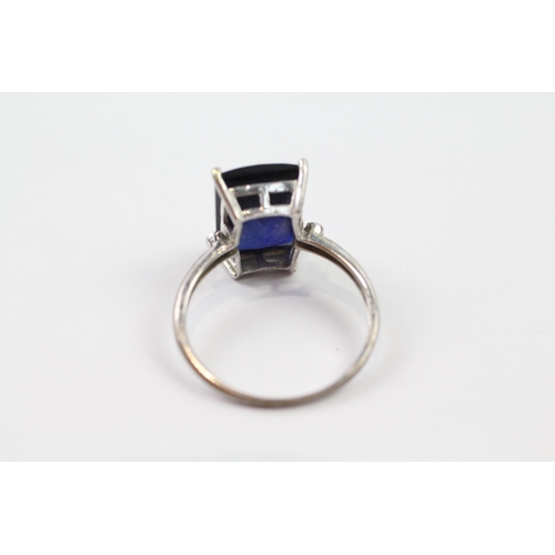 99 - 9ct gold synthetic sapphire dress ring (3.7g) Size  T 1/2