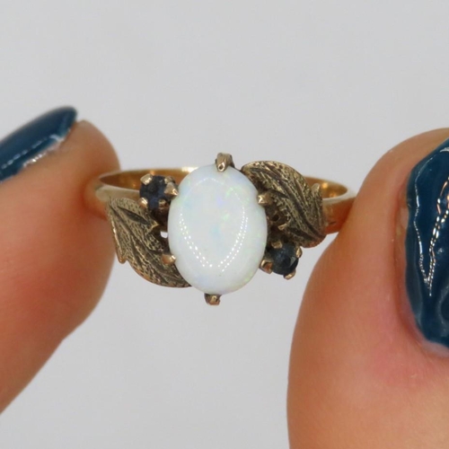 112 - 18ct gold vintage opal & sapphire dress ring (2.4g) Size  M