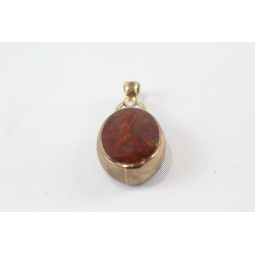 100 - 9ct gold vintage onyx and red agate set double sided pendant (6.4g)