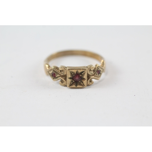 111 - 9ct gold antique ruby set dress ring (3.1g) Size  R+1/2