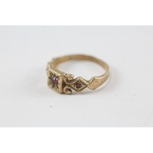 111 - 9ct gold antique ruby set dress ring (3.1g) Size  R+1/2