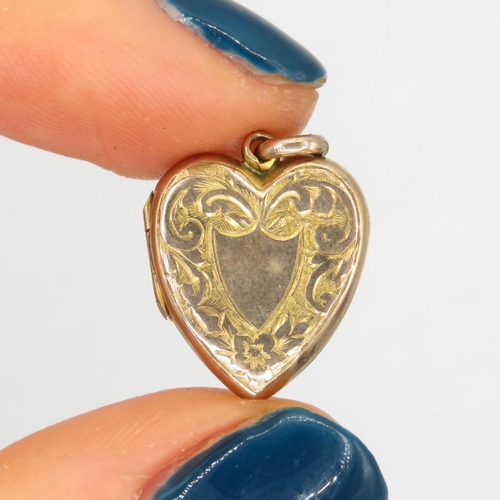 140 - 9ct gold back & front heart locket pendant (1.4g)