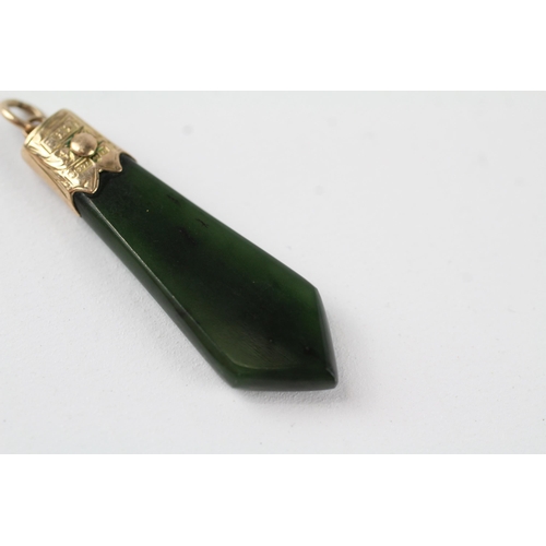 144 - 9ct gold antique nephrite pendant (3.4g)