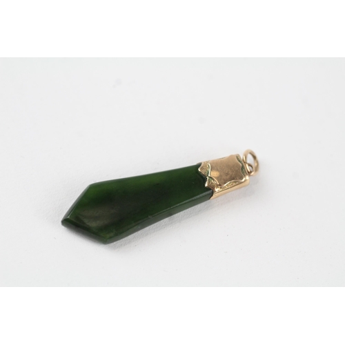 144 - 9ct gold antique nephrite pendant (3.4g)