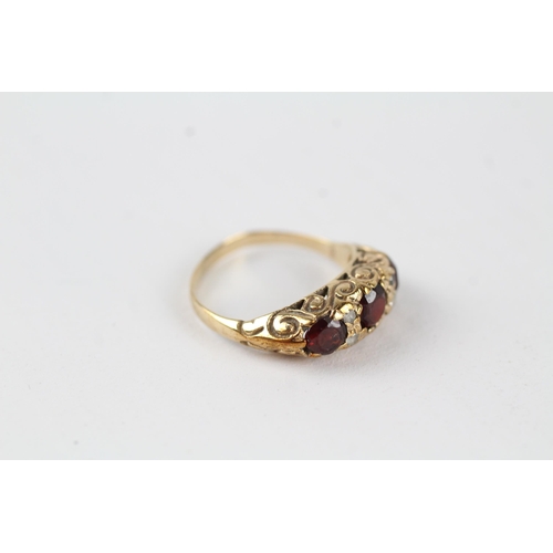 148 - 9ct gold diamond & garnet seven stone ring (2.4g) Size  L