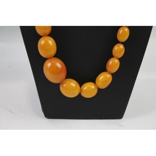 164 - Graduated Bakelite necklace with internal streaking (69g)