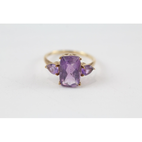 23 - 9ct gold amethyst three stone ring (2.8g) Size  S