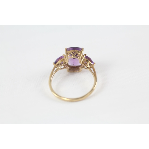 23 - 9ct gold amethyst three stone ring (2.8g) Size  S