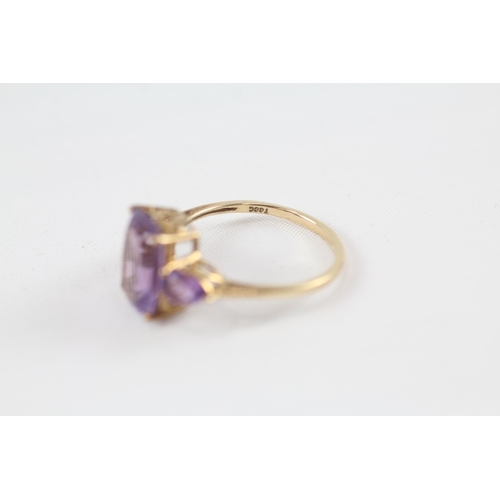 23 - 9ct gold amethyst three stone ring (2.8g) Size  S