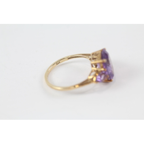 23 - 9ct gold amethyst three stone ring (2.8g) Size  S