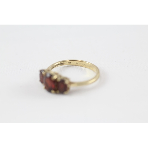 29 - 9ct gold garnet three stone ring (2.8g) Size  P+1/2