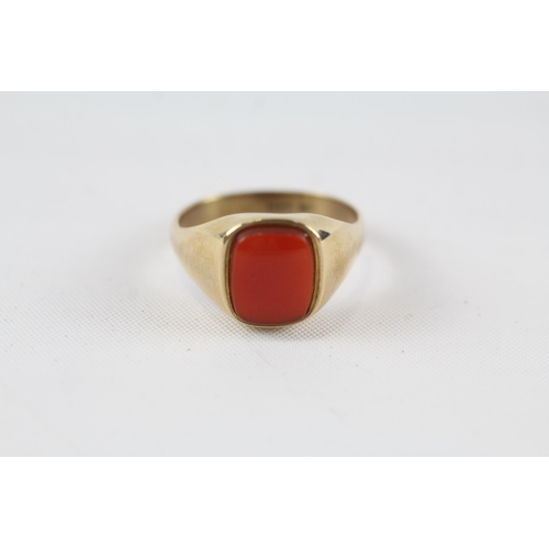 30 - 9ct gold carnelian signet ring (3.4g) Size  O