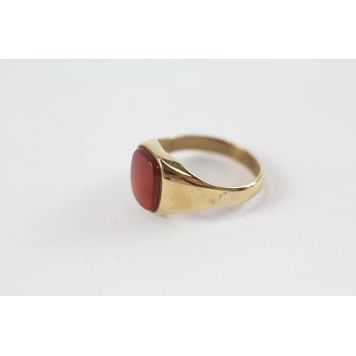 30 - 9ct gold carnelian signet ring (3.4g) Size  O