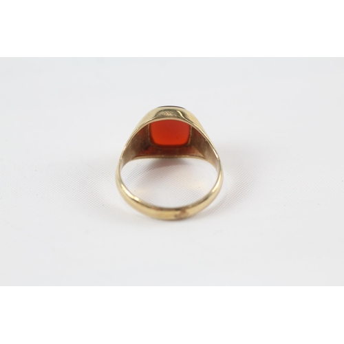 30 - 9ct gold carnelian signet ring (3.4g) Size  O