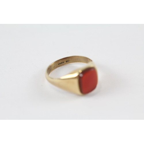 30 - 9ct gold carnelian signet ring (3.4g) Size  O