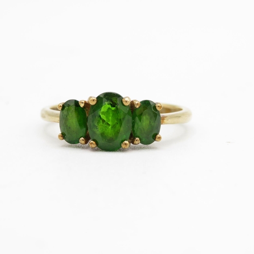 33 - 9ct gold chrome diopside three stone ring (2.4g) Size  U