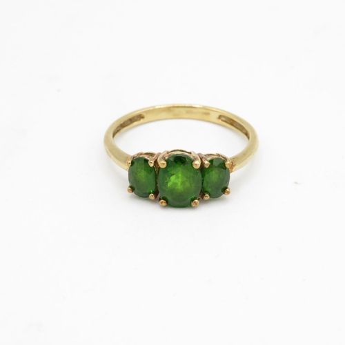 33 - 9ct gold chrome diopside three stone ring (2.4g) Size  U