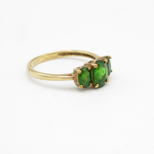 33 - 9ct gold chrome diopside three stone ring (2.4g) Size  U