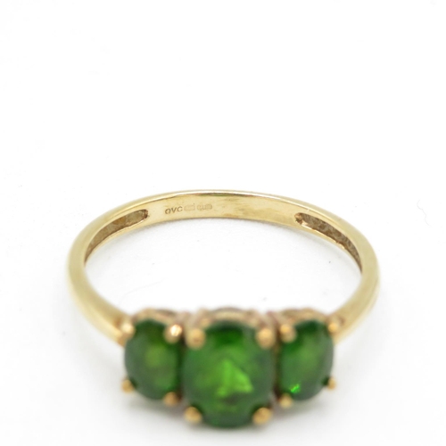 33 - 9ct gold chrome diopside three stone ring (2.4g) Size  U