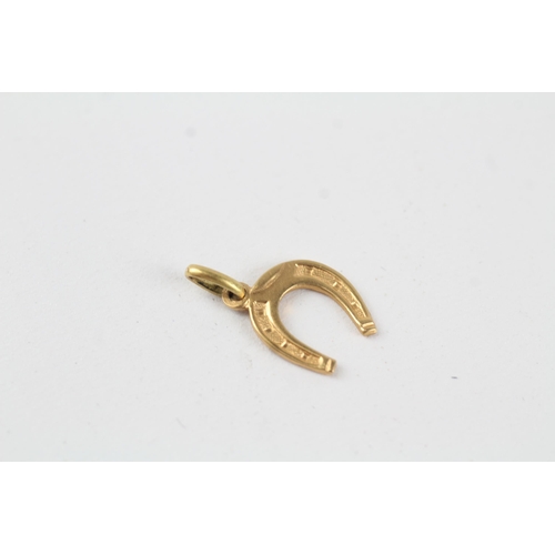 61 - 18ct gold Victorian lucky horseshoe charm (0.7g)