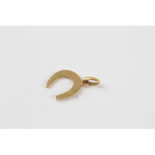 61 - 18ct gold Victorian lucky horseshoe charm (0.7g)