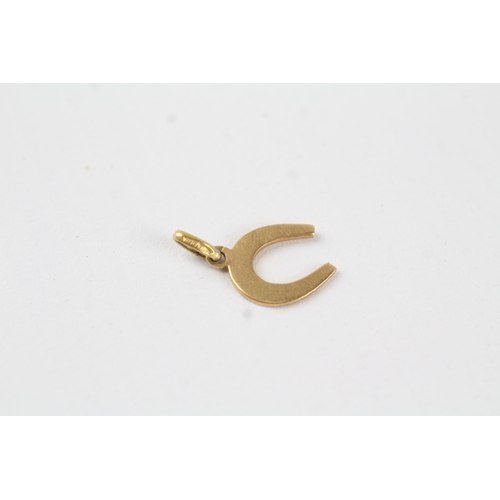 61 - 18ct gold Victorian lucky horseshoe charm (0.7g)