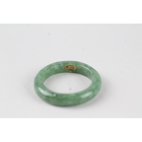 64 - 9ct gold solid jade ring (2.2g) Size  M