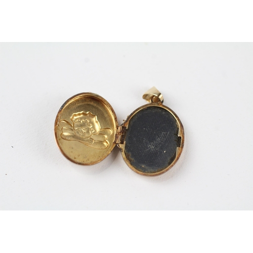 68 - 9ct gold cherub locket (1.5g)