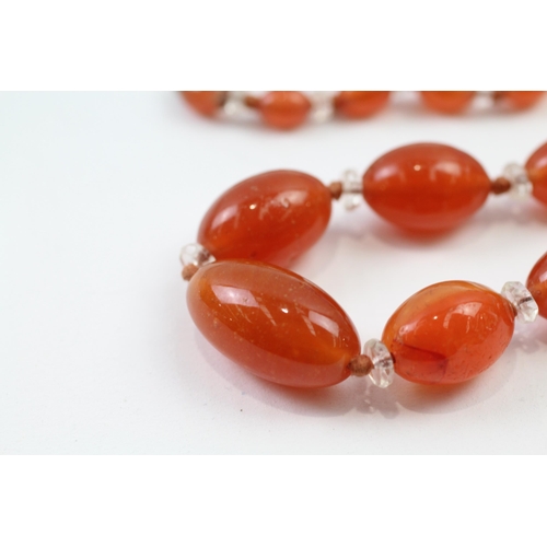 8 - 9ct gold clasp carnelian glass single strand necklace with white glass spacers (59.9g)